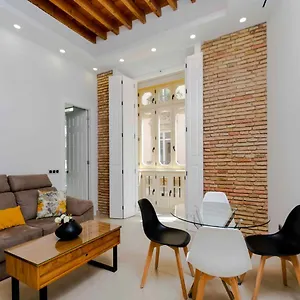 inmlaga-santos-suites-1.hotelsinnerja.org/